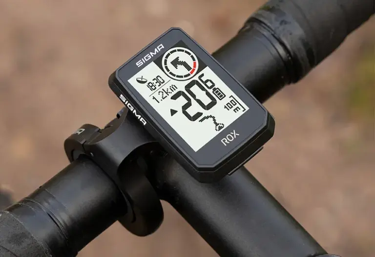 Sigma ROX 2.0 ENDURANCE Fahrradcomputer mit Anzeige von Geschwindigkeit und Distanz, montiert an einem Fahrradlenker.