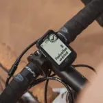 Sigma ROX 4.0 Endurance Fahrradcomputer mit der Meldung "Navigation updated" am Lenker eines Rennrads.