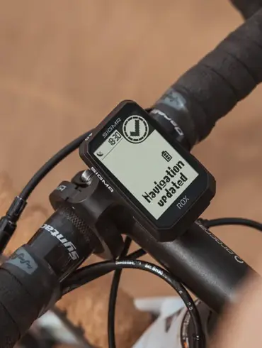 Sigma ROX 4.0 Endurance Fahrradcomputer mit der Meldung "Navigation updated" am Lenker eines Rennrads.