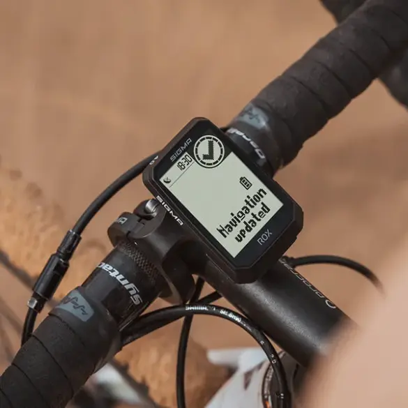Sigma ROX 4.0 Endurance Fahrradcomputer mit der Meldung "Navigation updated" am Lenker eines Rennrads.