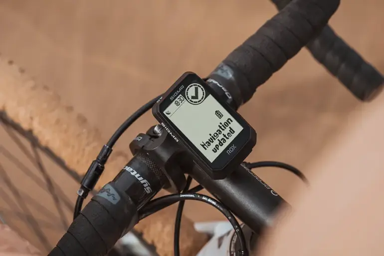 Sigma ROX 4.0 Endurance Fahrradcomputer mit der Meldung "Navigation updated" am Lenker eines Rennrads.