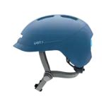 Ein blauer Sparky Junior Kinder-Smart-Helm, liegend auf grünem Hintergrund.