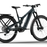 Seitenansicht eines dunkelgrauen CILO Tanay HX Full-Suspension E-Bikes mit Gepäckträger und Schutzblechen.