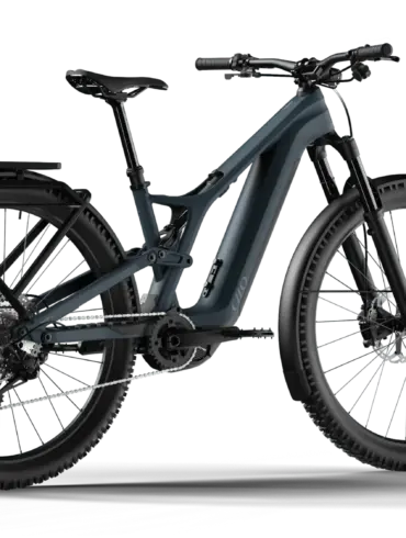 Seitenansicht eines dunkelgrauen CILO Tanay HX Full-Suspension E-Bikes mit Gepäckträger und Schutzblechen.