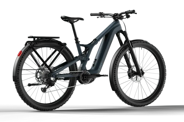 Seitenansicht eines dunkelgrauen CILO Tanay HX Full-Suspension E-Bikes mit Gepäckträger und Schutzblechen.