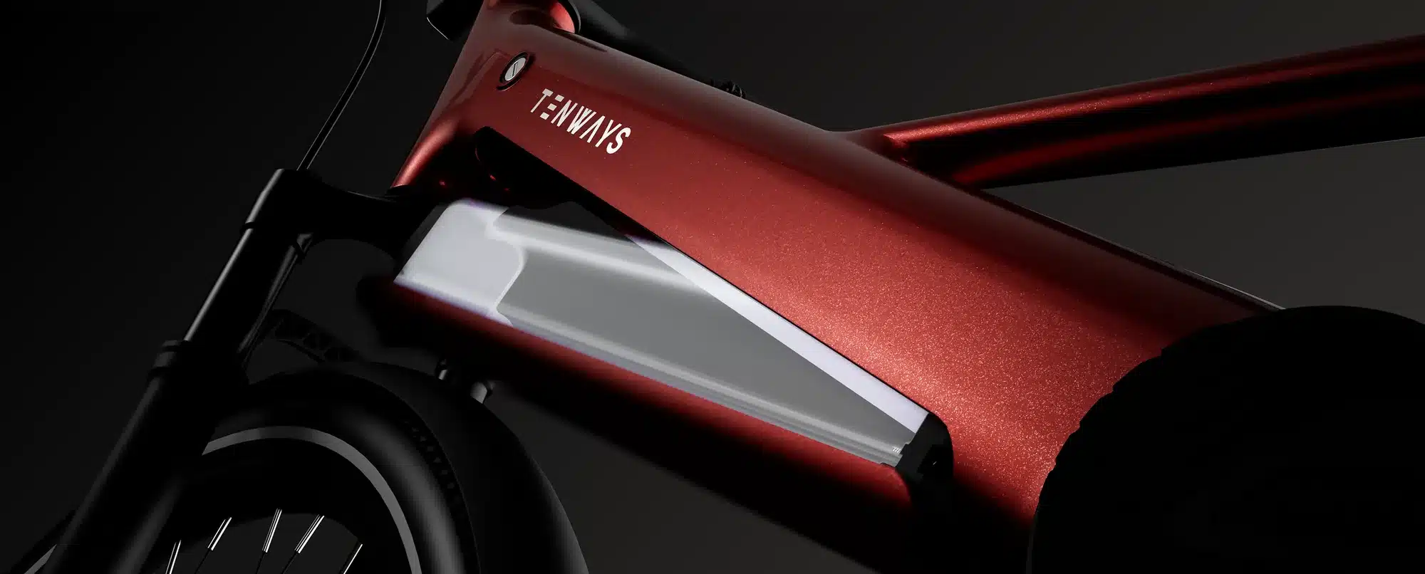 Nahaufnahme des roten TENWAYS Ago Air E-Bikes, Fokus auf den Rahmen und den seitlich integrierten Akku.