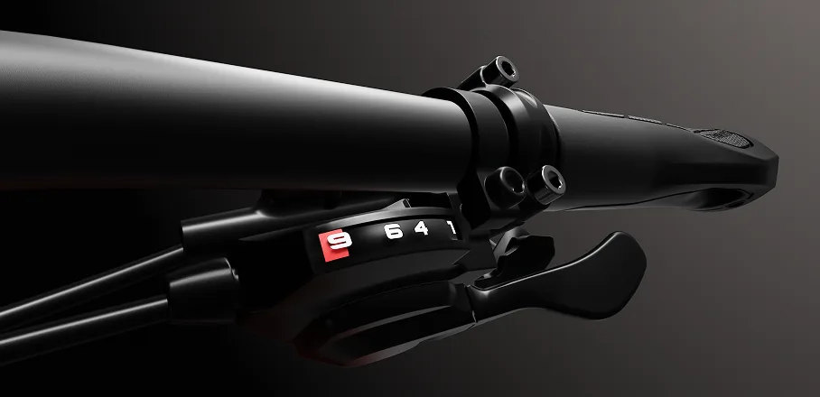 Nahaufnahme des schwarzen Lenkers mit Schalthebel und Ganganzeige (9 Gänge) eines TENWAYS Ago Air E-Bikes.