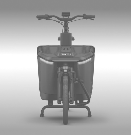 Frontale Ansicht des schwarzen TENWAYS CARGO ONE Lastenrads mit integrierter Ladebox und Beleuchtung.