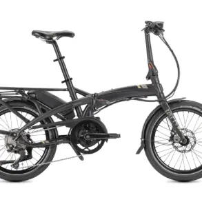 Seitenansicht eines schwarzen Tern Vektron S10 E-Faltrads, das auf weißem Hintergrund steht. Das Fahrrad ist aufgeklappt und zeigt den Bosch Performance Line Antrieb, den integrierten Gepäckträger und die breiten Schwalbe Big Apple Reifen.