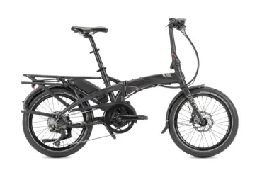 Seitenansicht eines schwarzen Tern Vektron S10 E-Faltrads, das auf weißem Hintergrund steht. Das Fahrrad ist aufgeklappt und zeigt den Bosch Performance Line Antrieb, den integrierten Gepäckträger und die breiten Schwalbe Big Apple Reifen.