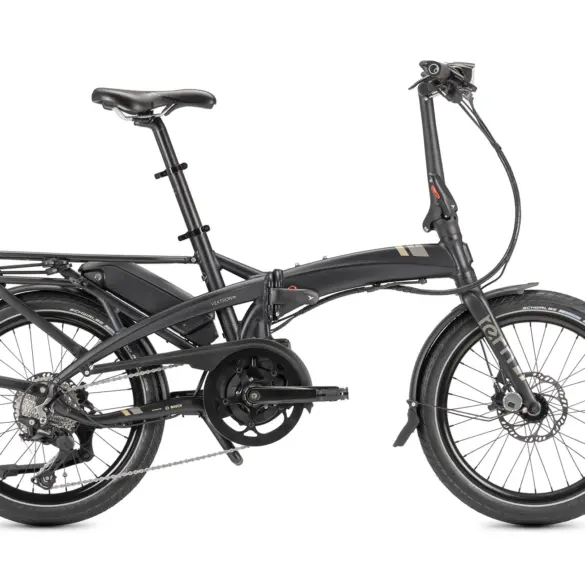 Seitenansicht eines schwarzen Tern Vektron S10 E-Faltrads, das auf weißem Hintergrund steht. Das Fahrrad ist aufgeklappt und zeigt den Bosch Performance Line Antrieb, den integrierten Gepäckträger und die breiten Schwalbe Big Apple Reifen.