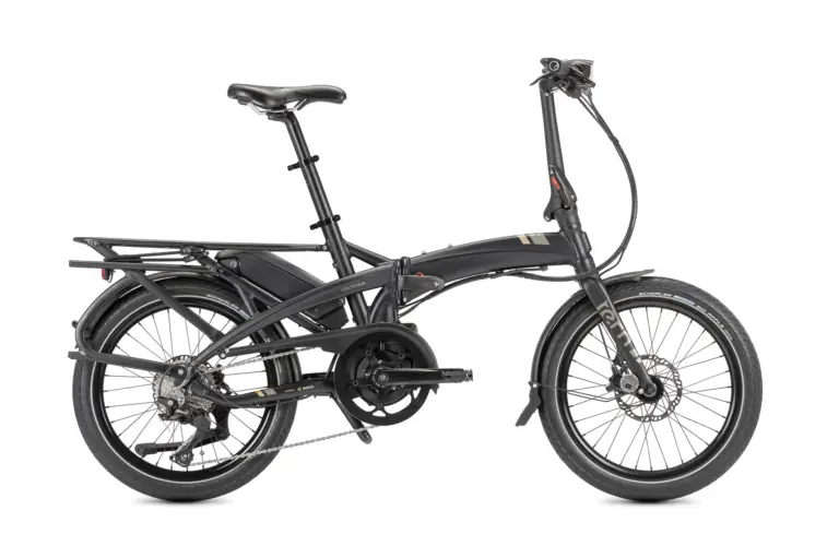Seitenansicht eines schwarzen Tern Vektron S10 E-Faltrads, das auf weißem Hintergrund steht. Das Fahrrad ist aufgeklappt und zeigt den Bosch Performance Line Antrieb, den integrierten Gepäckträger und die breiten Schwalbe Big Apple Reifen.