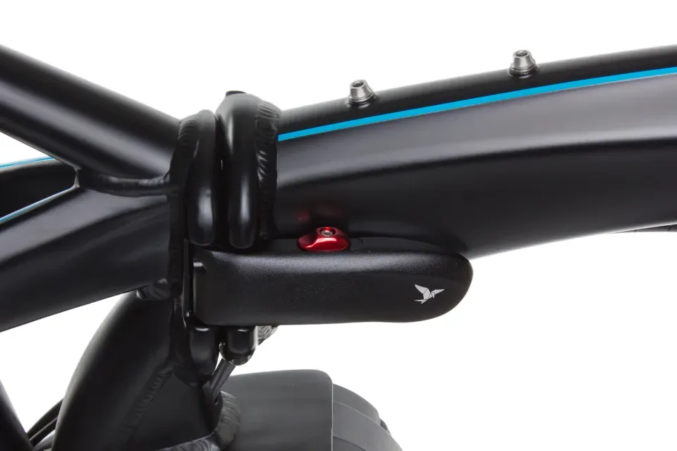 Nahaufnahme des geschlossenen Faltschlosses am schwarzen Rahmen eines Tern Vektron S10 E-Faltrades, mit blauem Streifen am oberen Rohr.