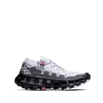 Seitenansicht eines weißen X-BIONIC Terraskin X00/C Laufschuhs mit markanter schwarzer Sohle und pinken Schnürsenkeln.