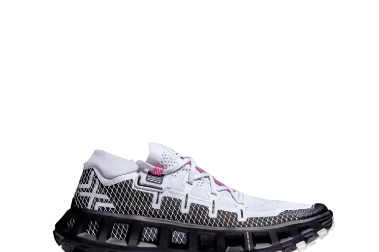 Seitenansicht eines weißen X-BIONIC Terraskin X00/C Laufschuhs mit markanter schwarzer Sohle und pinken Schnürsenkeln.