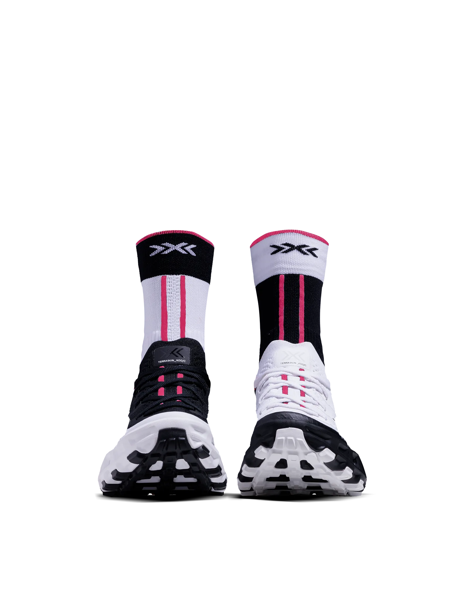 Ein Paar X-Bionic Terraskin X00/C Laufschuhe in Schwarz und Weiß mit roten Akzenten, die zusammen mit passenden Socken präsentiert werden.