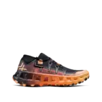 Seitenansicht eines schwarzen und orangen X-BIONIC Terraskin X01 Trail-Running-Schuhs mit orangefarbener Sohle und markantem Profil.