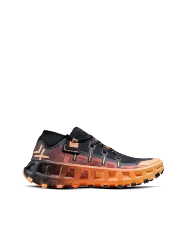 Seitenansicht eines schwarzen und orangen X-BIONIC Terraskin X01 Trail-Running-Schuhs mit orangefarbener Sohle und markantem Profil.