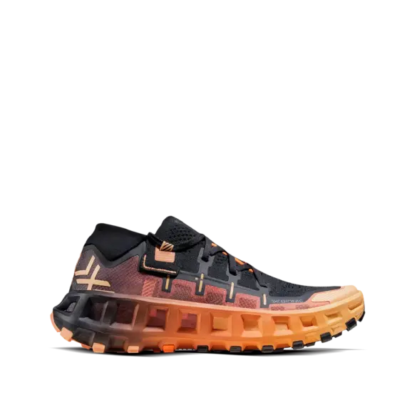 Seitenansicht eines schwarzen und orangen X-BIONIC Terraskin X01 Trail-Running-Schuhs mit orangefarbener Sohle und markantem Profil.