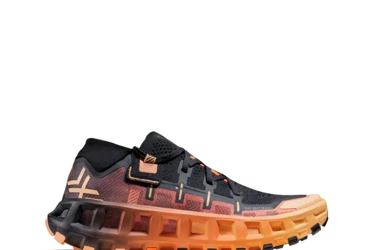 Seitenansicht eines schwarzen und orangen X-BIONIC Terraskin X01 Trail-Running-Schuhs mit orangefarbener Sohle und markantem Profil.