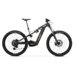 Seitenansicht eines schwarzen und grauen Thok TP4-Ltd E-Mountainbikes mit goldenen Akzenten an Gabel und Dämpfer.