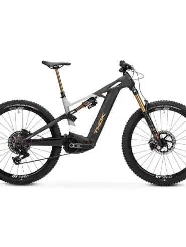 Seitenansicht eines schwarzen und grauen Thok TP4-Ltd E-Mountainbikes mit goldenen Akzenten an Gabel und Dämpfer.
