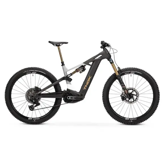 Seitenansicht eines schwarzen und grauen Thok TP4-Ltd E-Mountainbikes mit goldenen Akzenten an Gabel und Dämpfer.