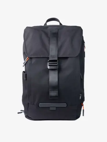 Frontansicht eines schwarzen TORCH Rucksacks aus robustem Cordura-Material mit Wasserschutz und praktischen Fächern.