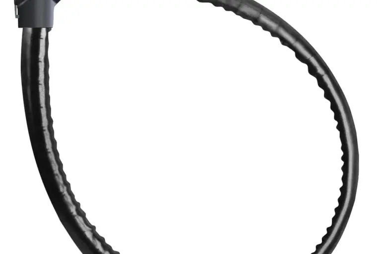 Schwarzes Trelock PK 460 Panzerkabelschloss, auf weißem Hintergrund isoliert.