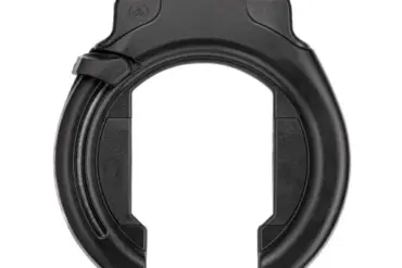 Ein schwarzes Trelock RS 453 Balloon Rahmenschloss isoliert vor einem weißen Hintergrund.