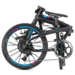 Seitenansicht eines schwarzen Tern Verge X11 Faltrades mit blauen und pinken Akzenten auf den Felgen, gezeigt auf weißem Hintergrund.