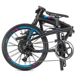 Seitenansicht eines schwarzen Tern Verge X11 Faltrades mit blauen und pinken Akzenten auf den Felgen, gezeigt auf weißem Hintergrund.