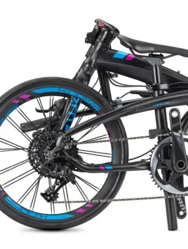 Seitenansicht eines schwarzen Tern Verge X11 Faltrades mit blauen und pinken Akzenten auf den Felgen, gezeigt auf weißem Hintergrund.