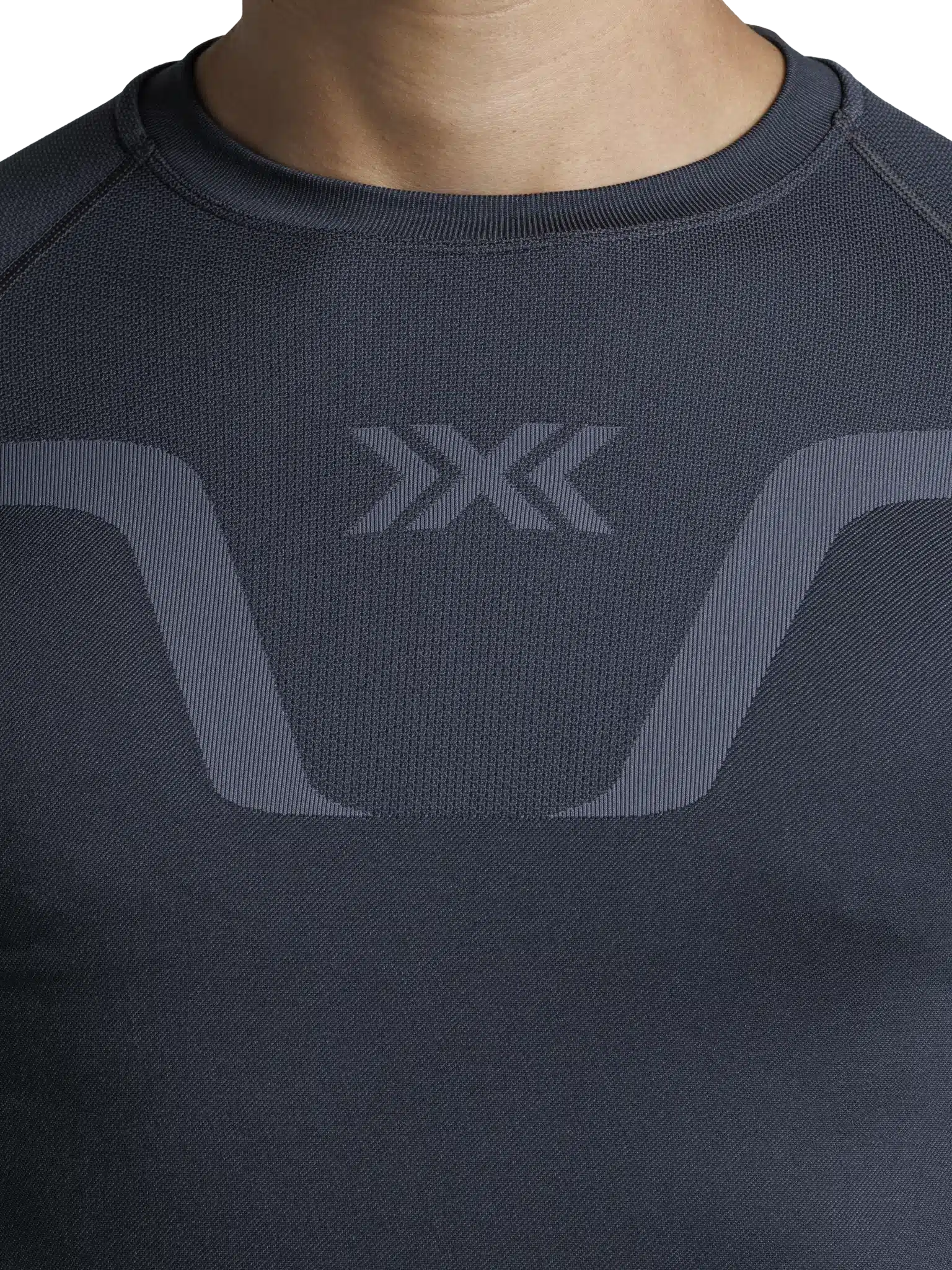 Nahaufnahme des Brustbereichs eines dunkelgrauen X-Bionic X-ENTIAL Baselayers für Herren mit dem charakteristischen X-Logo und Designelementen.