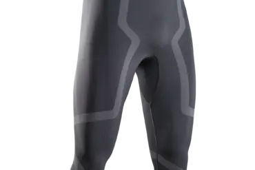 Eine anthrazitfarbene 3/4 Tight für Herren mit dunkleren grafischen Einsätzen an den Beinen und einem dezenten Logo am Bund.