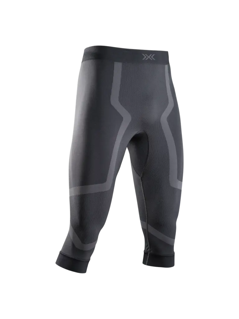 Eine anthrazitfarbene 3/4 Tight für Herren mit dunkleren grafischen Einsätzen an den Beinen und einem dezenten Logo am Bund.