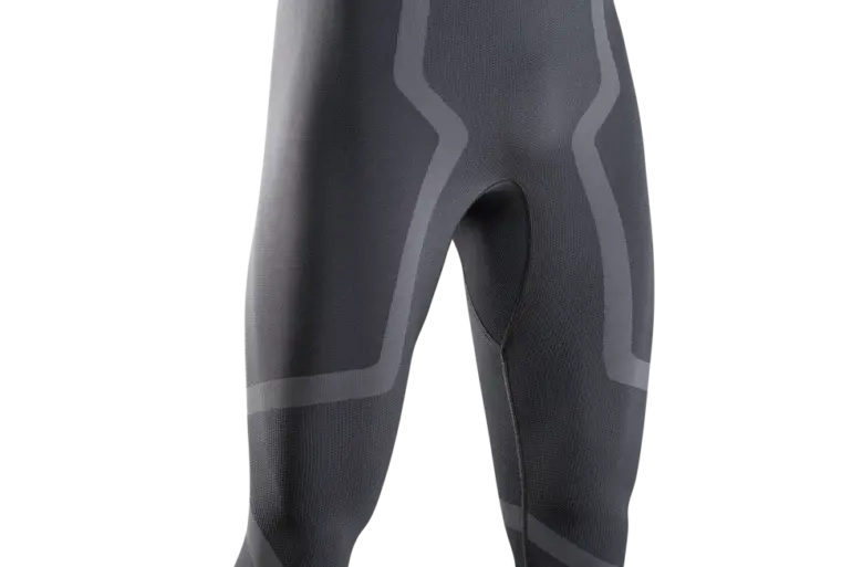 Eine anthrazitfarbene 3/4 Tight für Herren mit dunkleren grafischen Einsätzen an den Beinen und einem dezenten Logo am Bund.