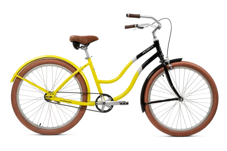 Seitenansicht eines gelben und schwarzen Cruiser-Fahrrads mit braunen Akzenten, das für den Stadtverkehr konzipiert ist.
