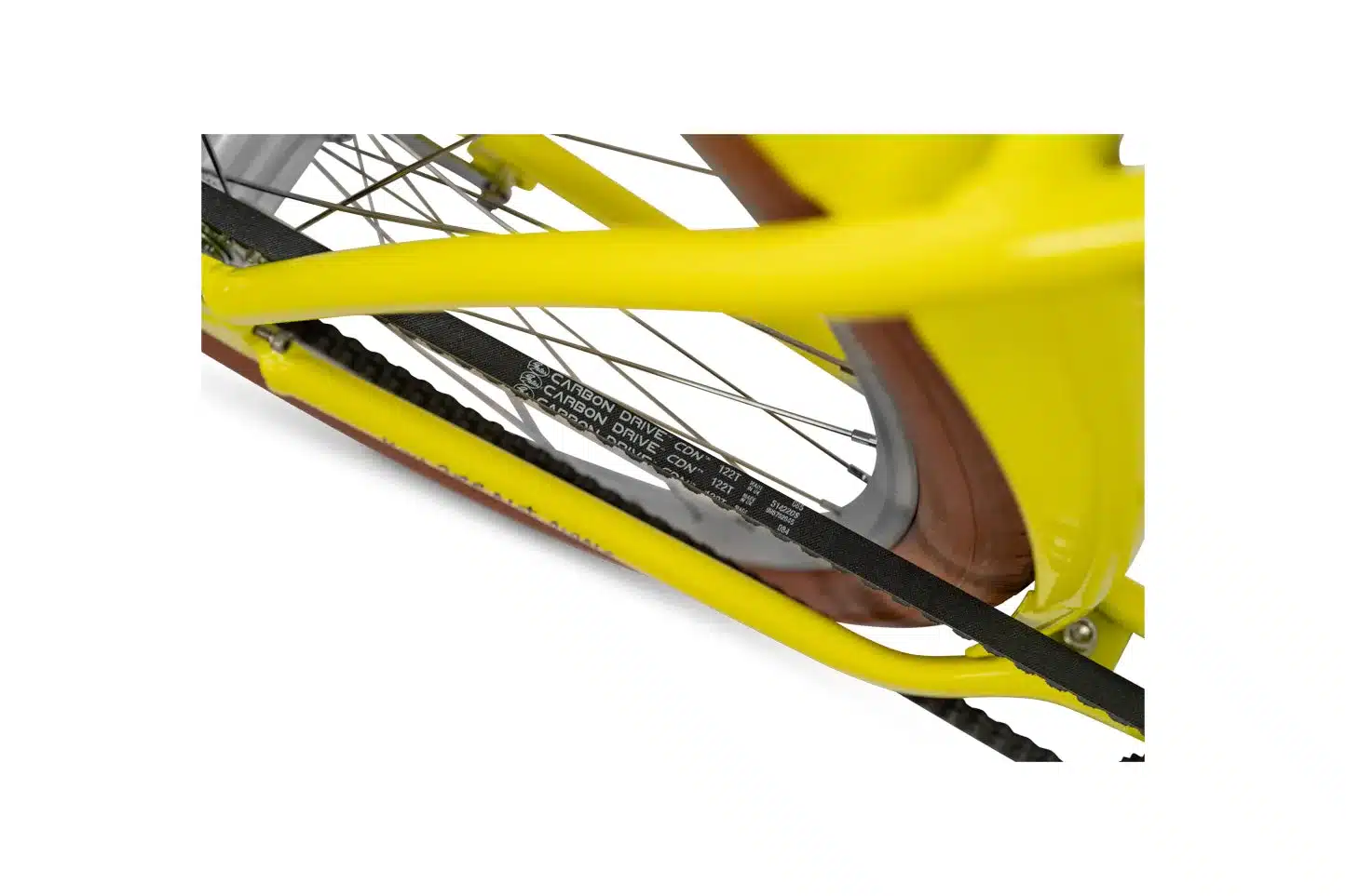 Nahaufnahme des gelben Fahrradrahmens eines 'You Are Not Alone Murals Coast Cruiser' mit Fokus auf den schwarzen Gates Carbon Drive Antriebsriemen und das Hinterrad.
