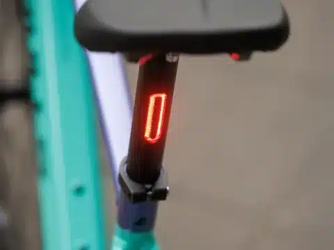 Nahaufnahme des roten Rücklichts, das vertikal in die Sattelstütze des Bulls Clunker Evo integriert ist. Der Sattel ist oben sichtbar.