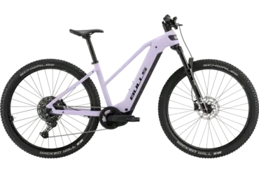 BULLS Copperhead EVO 1 Trapez E-Mountainbike in der Farbe Moor Green Matt, mit Fokus auf den Rahmen und die Reifen.