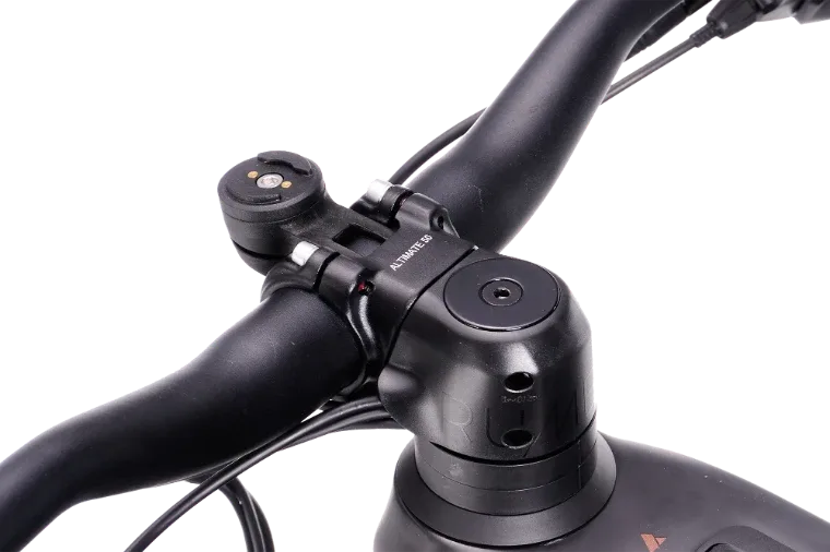 Nahaufnahme des Lenkers und Vorbaus eines BULLS Copperhead EVO 1 Trapez E-Mountainbikes, das eine MonkeyLink-Halterung zeigt.