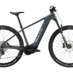 Seitenansicht eines grauen BULLS Copperhead EVO 2 2026 E-Mountainbikes auf grünem Hintergrund.