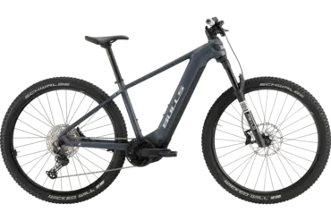 Seitenansicht eines grauen BULLS Copperhead EVO 2 2026 E-Mountainbikes auf grünem Hintergrund.