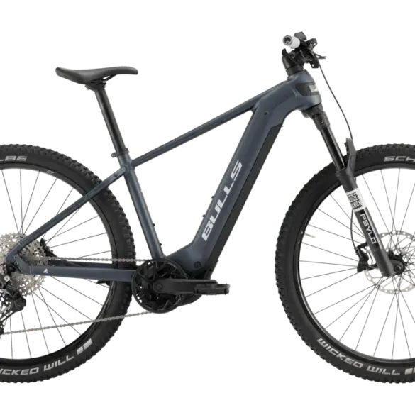 Seitenansicht eines grauen BULLS Copperhead EVO 2 2026 E-Mountainbikes auf grünem Hintergrund.