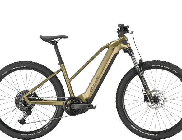 Seitenansicht eines goldenen BULLS Copperhead EVO 27,5 E-Mountainbikes mit Bosch Motor.