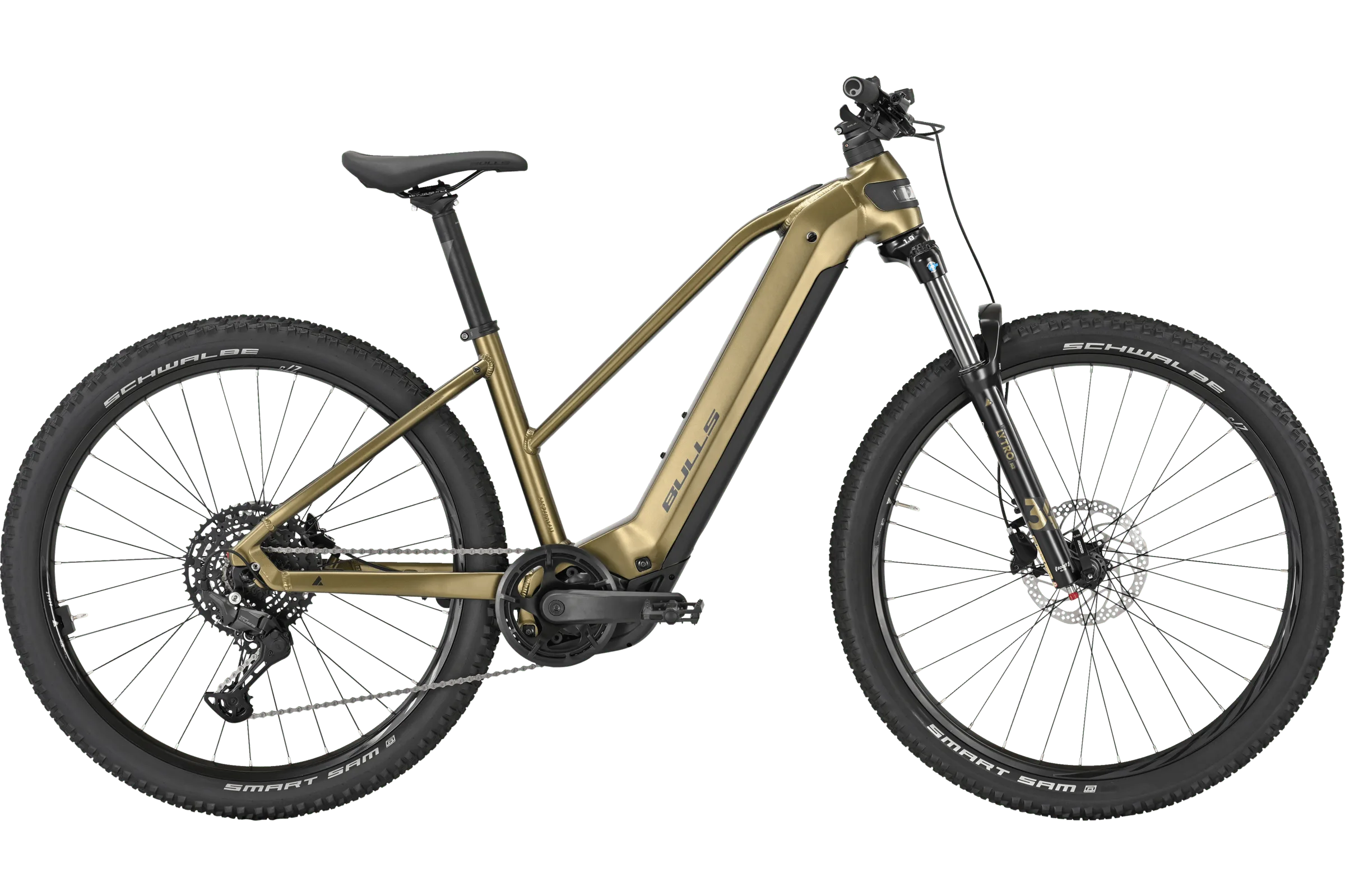Seitenansicht eines goldfarbenen BULLS Copperhead EVO 29 Trapez E-Mountainbikes mit schwarzen Reifen und Felgen, goldfarbenem Rahmen und schwarzem Sattel. Das Rad steht auf einem neutralen Hintergrund.