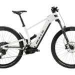Weißes Bulls Copperhead Evo AM 1 E-Mountainbike mit schwarzen Akzenten, vollgefedert, gezeigt von der Seite.