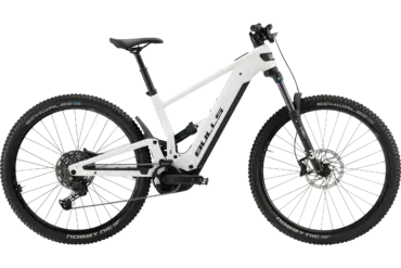 Weißes Bulls Copperhead Evo AM 1 E-Mountainbike mit schwarzen Akzenten, vollgefedert, gezeigt von der Seite.