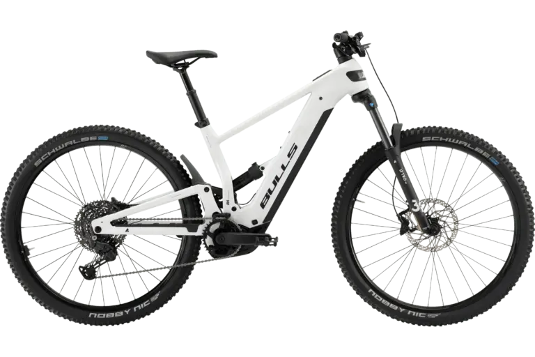Weißes Bulls Copperhead Evo AM 1 E-Mountainbike mit schwarzen Akzenten, vollgefedert, gezeigt von der Seite.